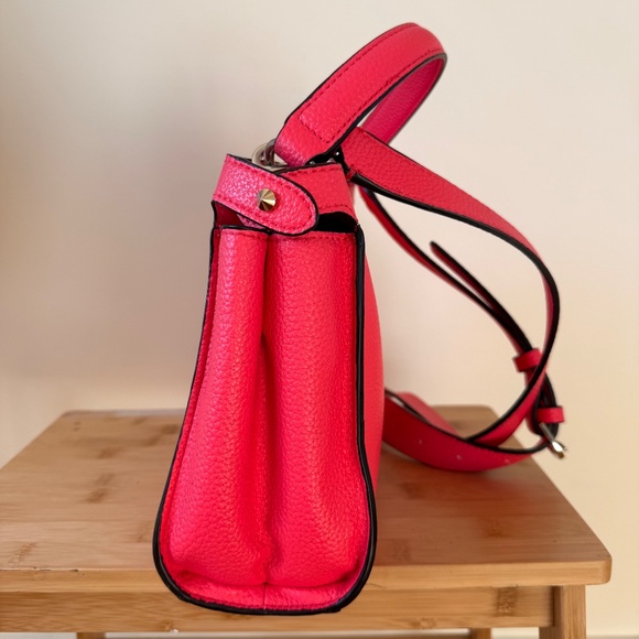 GUESS Large Uptown Chic Turnlock satchel vibrant pink - Picture 5 of 11